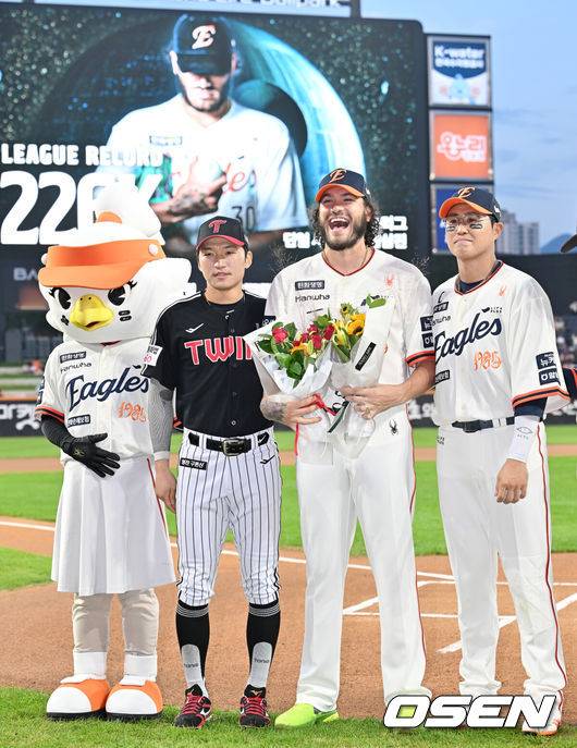 [OSEN=대전, 민경훈 기자] KBO 단일 시즌 최다 탈삼진 기록을 세운 한화 코디 폰세(가운데)가 LG 주장 박해민(왼쪽), 한화 주장 최은성과 함께 포토타임을 갖고 있다. 2025.09.26 /rumi@osen.co.kr