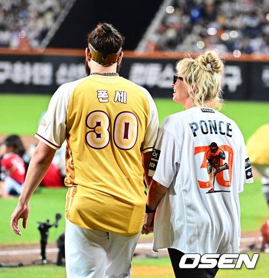 [OSEN=대전, 지형준 기자] 한화 코디 폰세(왼쪽)가 아내와 함께 올스타전 축하 무대를 즐기고 있다. 2025.07.12 / jpnews@osen.co.kr