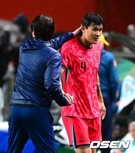 [OSEN=서울월드컵경기장, 지형준 기자] 홍명보 감독이 이끄는 대한민국 대표팀은 10일 오후 서울월드컵경기장에서 '세계 최강' 브라질과 A매치 평가전을 가졌다.한국이 브라질을 상대로 마지막으로 웃은 건 1999년 3월 28일이었다. 당시 잠실에서 열린 친선경기에서 김도훈의 결승골로 1-0 승리를 거뒀다. 다만, 그 승리가 마지막이었다. 한국은 브라질을 상대로 1승 1무 8패에 그쳤다. 브라질과의 이번 경기는 단순한 친선전이 아닌, 2026 북중미 월드컵을 향한 본격적인 시험대다. 후반 한국 김민재가 교체되며 홍명보 감독과 인사를 나누고 있다. 2025.10.10 /jpnews@osen.co.kr