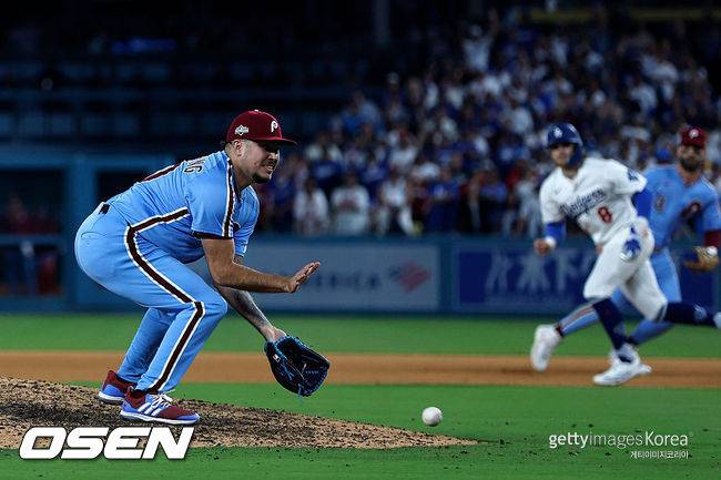 [사진] 필라델피아 오리온 커커링이 NLDS 4차전 연장 11회말 앤디 파헤스의 땅볼 타구를 잡고 있다. 홈으로 던졌지만 악송구가 되며 필라델피아는 1-2 끝내기 패배로 시즌을 마감했다. ⓒGettyimages(무단전재 및 재배포 금지)