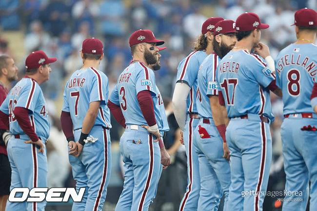 [사진] 브라이스 하퍼와 필라델피아 선수들이 도열을 하고 있다. ⓒGettyimages(무단전재 및 재배포 금지)