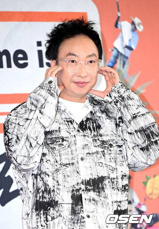 [OSEN=최규한 기자] 20일 오후 서울 상암 스탠포드 호텔에서 JTBC 새 예능 프로그램 'My name is 가브리엘' 제작발표회가 열렸다.'My name is 가브리엘(마이 네임 이즈 가브리엘)'은 아무도 나를 모르는 곳에서 세계 80억 인구 중 한 명의 이름으로 72시간 동안 '실제 그 사람의 삶'을 살아가는 관찰 리얼리티 예능이다.&nbsp;제작사 테오(TEO) 설립 후 다양한 프로젝트를 선보이고 있는 김태호 PD와 '놀라운 토요일', '혜미리예채파' 등을 연출한 이태경 PD가 의기투합해 선보이는 프로그램으로 박명수, 염혜란, 홍진경, 지창욱, 박보검, 가비, 덱스가 라인업으로 확정돼 기대를 더하고 있다. 방송인 박명수가 포토타임을 하고 있다. 2024.06.20 / dreamer@osen.co.kr