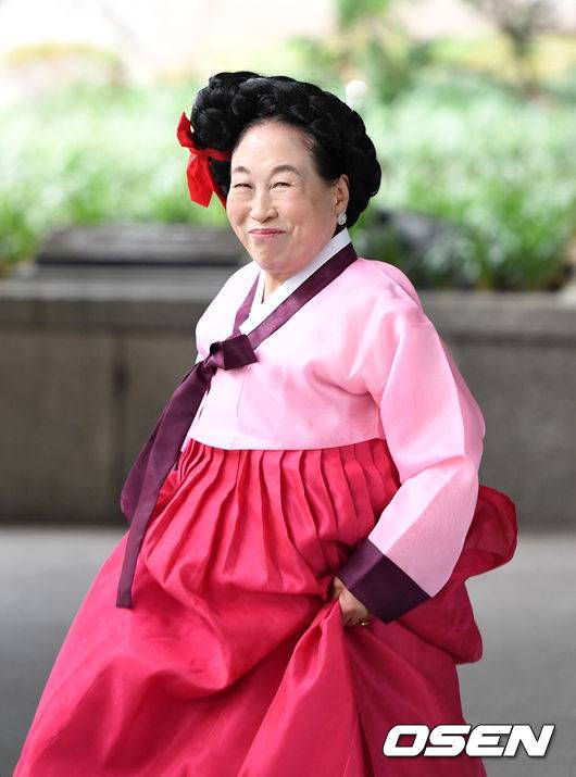 [OSEN=이대선 기자] 31일 오전 서울 여의도 KBS 신관에서 KBS 1TV ‘아침마당’ 생방송이 진행됐다.배우 전원주가 방송국을 나서고 있다. 2021. 5. 31 /sunday@osen.co.kr