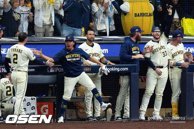 [사진] 밀워키 선수들이 4회 앤드류 본의 홈런이 터지자 기뻐하고 있다. ⓒGettyimages(무단전재 및 재배포 금지)