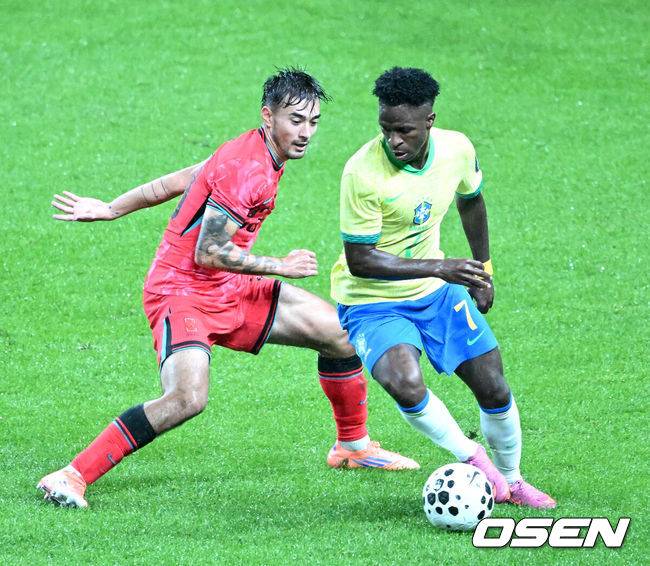 [OSEN=서울월드컵경기장, 이대선 기자] 홍명보 감독이 이끄는 대한민국 대표팀은 10일 오후 서울월드컵경기장에서 '세계 최강' 브라질과 A매치 평가전을 가졌다.한국이 브라질을 상대로 마지막으로 웃은 건 1999년 3월 28일이었다. 당시 잠실에서 열린 친선경기에서 김도훈의 결승골로 1-0 승리를 거뒀다. 다만, 그 승리가 마지막이었다. 한국은 브라질을 상대로 1승 1무 8패에 그쳤다. 브라질과의 이번 경기는 단순한 친선전이 아닌, 2026 북중미 월드컵을 향한 본격적인 시험대다.&nbsp;후반 한국 옌스가 수비를 하고 있다. 2025.10.10 /sunday@osen.co.kr