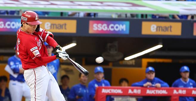 11일 인천 SSG랜더스필드에서 열린 2025 프로야구 KBO리그 포스트시즌 준플레이오프 2차전 삼성 라이온즈와 SSG 랜더스의 경기. SSG 김성욱이 9회말 1사 끝내기 솔로 홈런을 치고 있다. 연합뉴스