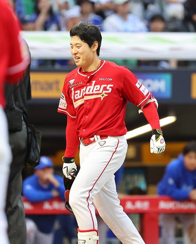 11일 인천 SSG랜더스필드에서 열린 2025 프로야구 KBO리그 포스트시즌 준플레이오프 2차전 삼성 라이온즈와 SSG 랜더스의 경기. SSG 김성욱이 9회말 1사 끝내기 솔로 홈런을 친 뒤 그라운드를 돌고 있다. 연합뉴스