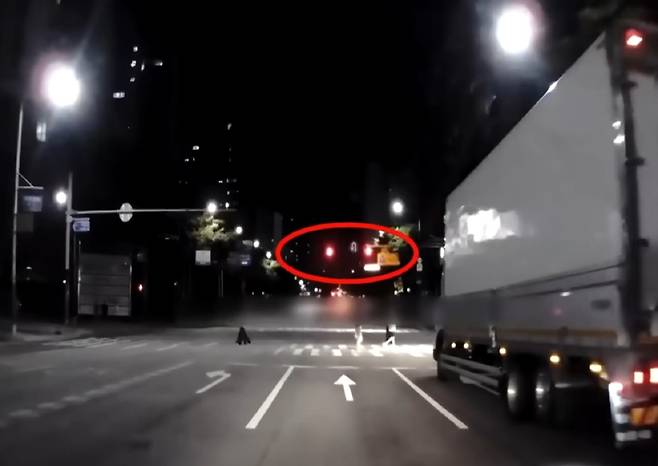 지난달 10일 오후 10시3분쯤 경기 의정부시 신곡동의 한 사거리에서 7.5톤 트럭이 횡단보도를 건너던 신혼부부를 들이받기 직전의 모습. JTBC 보도화면 캡처