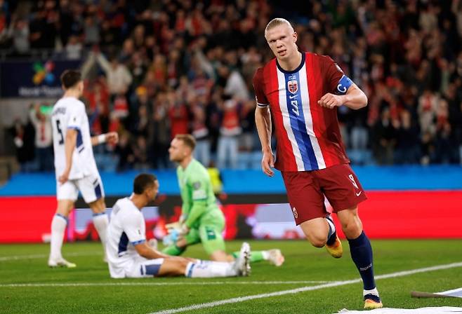 노르웨이 축구 국가대표 엘링 홀란이 12일(한국시간) 노르웨이 오슬로의 울레볼 스타디움에서 열린 2026 북중미월드컵 유럽 예선 조별리그 I조 7차전 이스라엘과의 홈 경기에서 득점한 뒤 세레머니하고 있다 로이터 연합뉴스