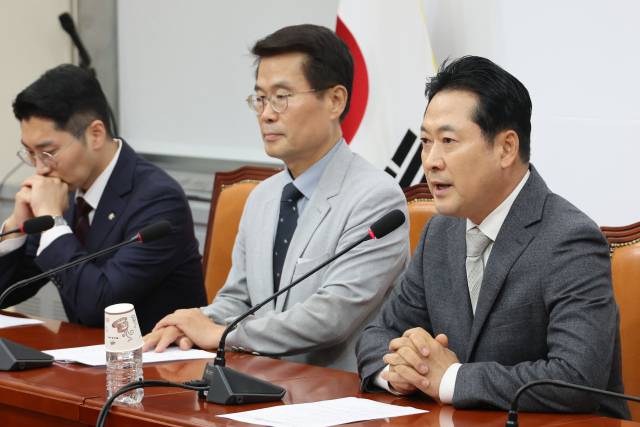 국민의힘 장동혁 대표가 10일 서울 여의도 국회에서 기자회견을 열고, 김건희 여사 관련 의혹을 수사 중인 민중기 특별검사팀에 조사받은 양평군 공무원이 자택에서 숨진 채 발견된 것과 관련해 특검 수사를 비판하고 있다. 연합뉴스