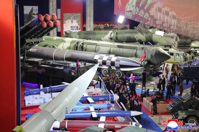평양에서 북한판 방위산업박람회인 무장장비전시회 ‘국방발전-2025’가 3년 연속 개최됐다고 조선중앙통신이 5일 보도했다. 개막식에 김정은 국무위원장이 참석해 연설했다. 조선중앙통신·연합뉴스