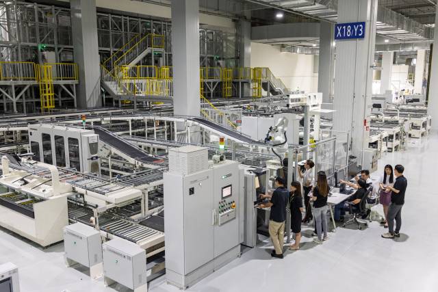 ‘현대차그룹-NTU-A*STAR 기업연구소’ 연구원들이 현대차그룹 싱가포르 글로벌 혁신센터(HMGICS)에서 연구 활동을 하고 있다. 사진 제공=현대차그룹