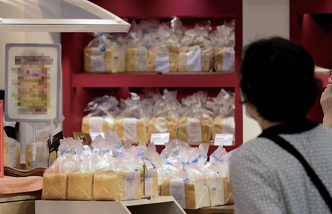 9월3일 서울의 한 빵집에서 시민이 빵을 고르고 있다. ⓒ연합뉴스