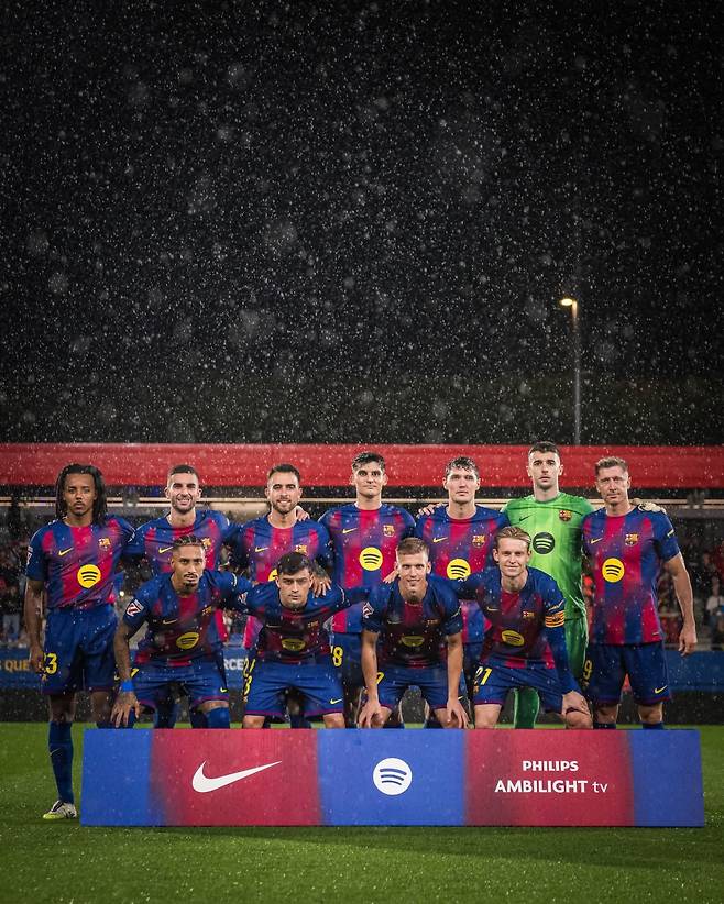 FC바르셀로나 선수단이 킥오프를 앞두고 도열한 모습. 사진출처｜FC바르셀로나 페이스북