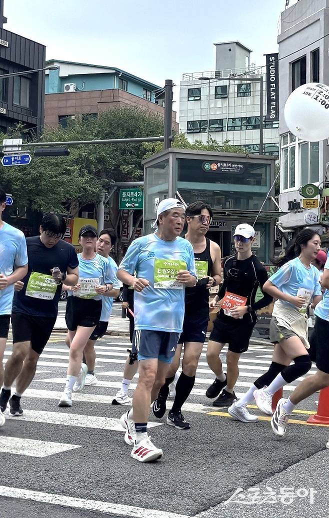 12일 열린 2025 서울달리기에 참가해 2030세대와 함께 역주한 권오갑 HD현대 회장. 사진제공｜HD현대