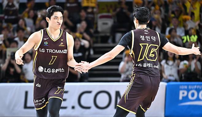 LG 유기상(왼쪽)은 12일 창원실내체육관에서 열린 KT와 맞대결에서 3점슛 5개와 함께 17득점을 터트려 팀 승리를 견인했다. 사진제공｜KBL