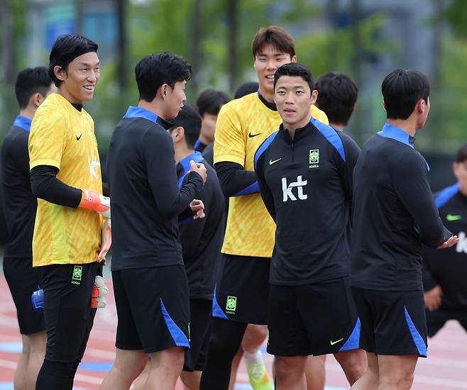 축구대표팀 공격수 황희찬(오른쪽 두 번째)이 12일 고양종합운동장 보조경기장에서 열린 대표팀 훈련에서 동료들과 이야기하고 있다. 고양｜뉴시스