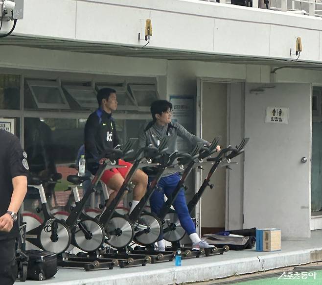 축구대표팀 공격수 황희찬(왼쪽)이 12일 고양종합운동장 보조경기장에서 열린 대표팀 훈련에서 혼자 사이클을 타며 몸 상태를 점검하고 있다. 고양｜백현기 기자 hkbaek@donga.com