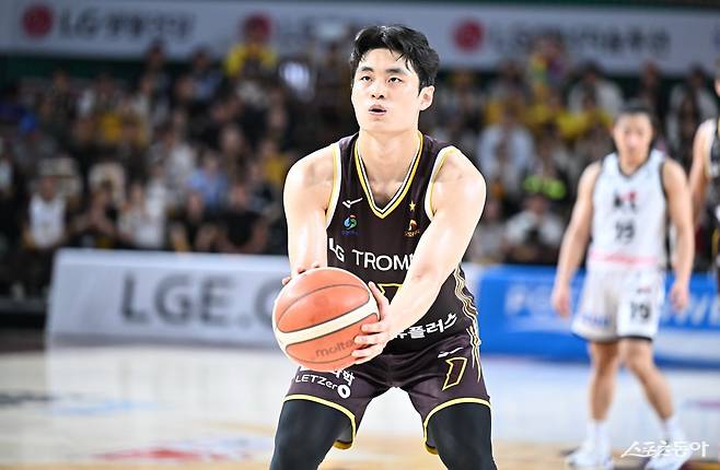 LG 유기상은 12일 창원실내체육관에서 열린 KT와 맞대결에서 3점슛 5개와 함께 17득점을 터트려 팀 승리를 견인했다. 사진제공｜KBL