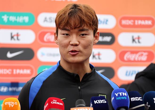 오현규가 12일 고양종합보조운동장에서 진행된 축구대표팀 훈련을 앞두고 취재진과 만나 파라과이전의 각오를 밝히고 있다. 연합뉴스