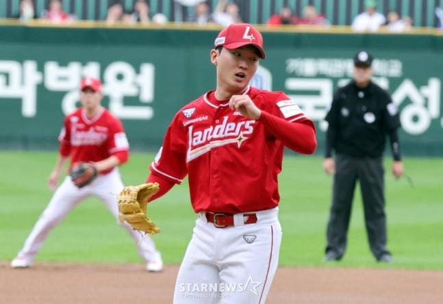 SSG 김건우가 11일 삼성과 준PO 2차전에서 삼진을 잡아내고 기뻐하고 있다. /사진=강영조 선임기자