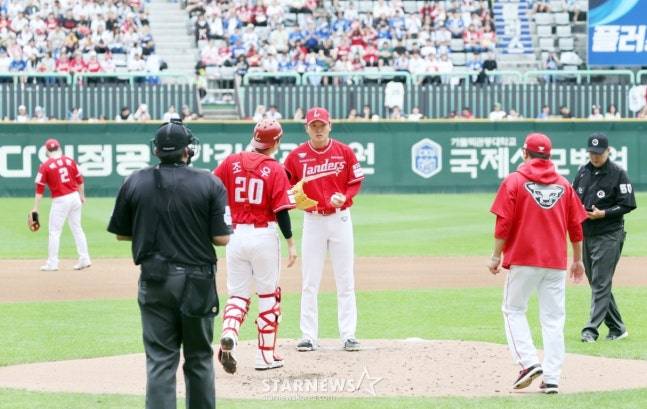 4회초 김건우(가운데)가 선두 타자 이재현에게 안타를 맞자 경헌호 투수 코치(오른쪽)와 포수 조형우가 마운드에 방문하고 있다. /사진=강영조 선임기자