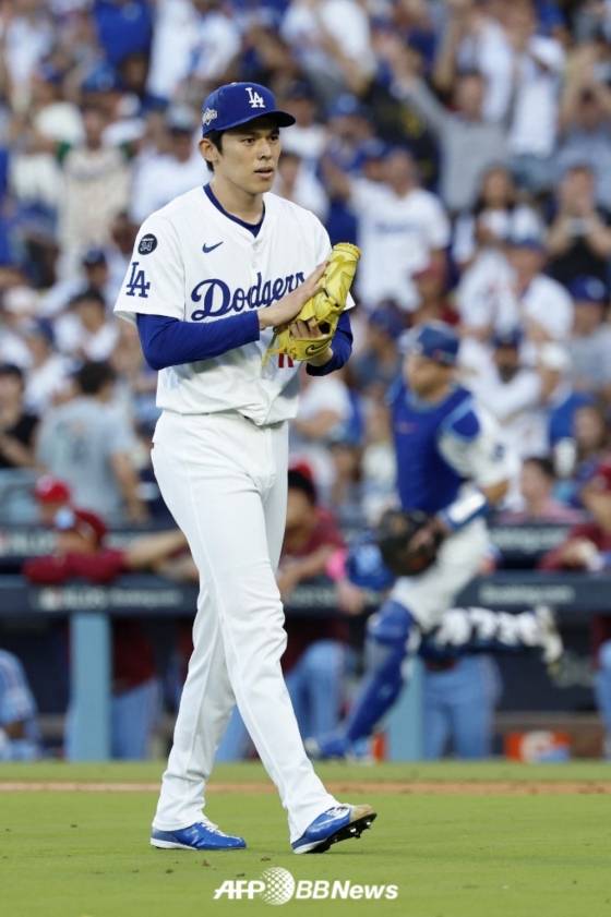 10일(한국 시각) 미국 캘리포니아주 로스엔젤레스에 위치한 다저스타디움에서 펼쳐진 LA 다저스와 필라델피아 필리스의 2025 미국 프로야구 메이저리그(MLB) 포스트시즌 내셔널리그 디비전시리즈(5전 3선승제) 4차전 모습. 사사키 로키가 그라운드를 밟고 있다. /AFPBBNews=뉴스1