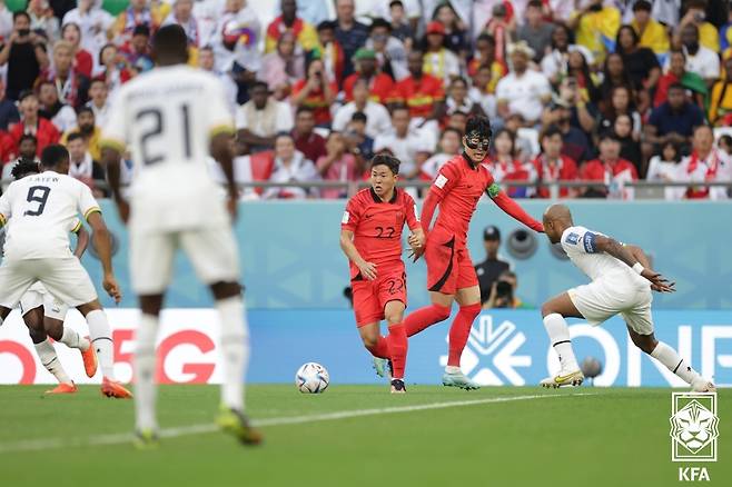 권창훈이 지난 2022년 11월 카타르 알라얀의 에듀케이션시티 스타디움에서 열린 2022 국제축구연맹(FIFA) 카타르 월드컵 조별리그 2차전 가나전에서 드리블을 하고 있다. /사진=대한축구협회 제공