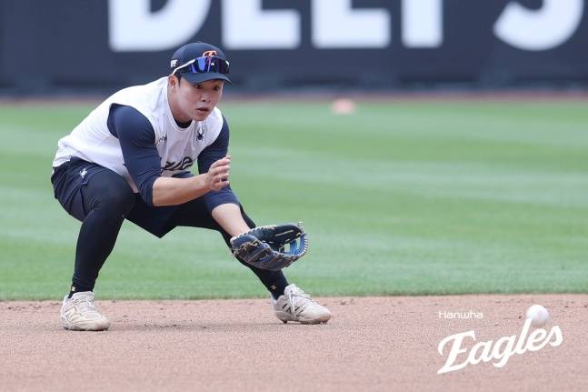 한화 문현빈이 지난 5월 내야 펑고를 받고 있다. /사진=한화 이글스 제공