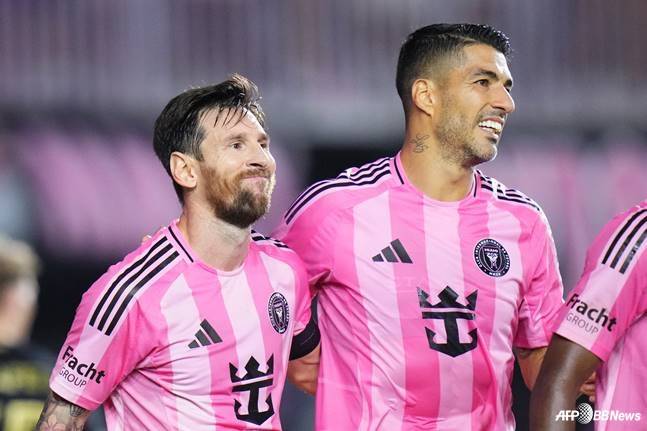 12일(한국시간) 미국 플로리다 포트로더데일 체이스 스타디움에서 열린 2025 MLS 정규리그 애틀랜타 유나이티드와 경기 중 리오넬 메시(왼쪽)와 루이스 수아레스. /AFPBBNews=뉴스1