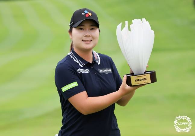 홍정민이 12일 KLPGA 투어 K-푸드 놀부·화미 마스터즈에서 우승하고 포즈를 취하고 있다. /사진=KLPGA 제공