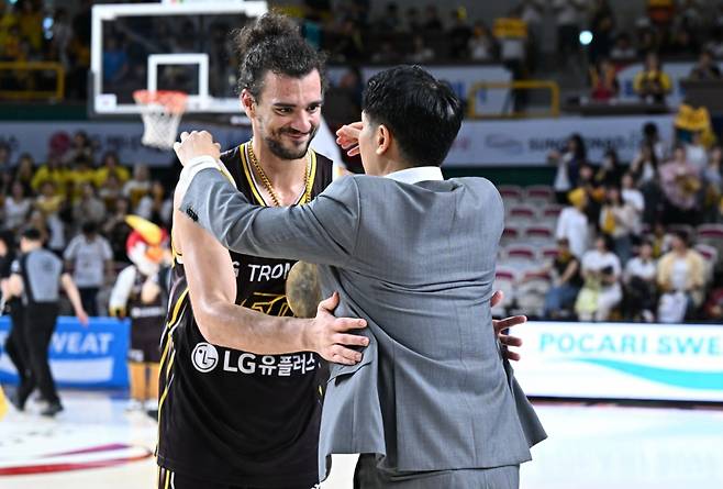 12일 창원체육관에서 열린 2025~2026시즌 프로농구 정규리그 KT전이 끝난 뒤 야셈 마레이(왼쪽)와 조상현 LG 감독이 포옹하고 있다. /사진=KBL 제공