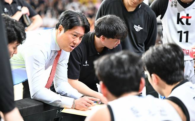 문경은(왼쪽) 수원KT 감독이 12일 창원체육관에서 열린 2025~2026시즌 프로농구 정규리그 경기 중 선수들에게 작전 지시하고 있다. /사진=KBL 제공