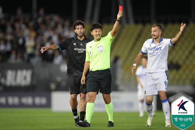12일 탄천종합운동장에서 열린 인천 유나이티드와 성남FC의 경기, 성남 베니시오의 퇴장을 선언하는 정동식 주심. /사진=한국프로축구연맹 제공