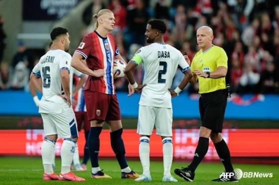 엘링 홀란(왼쪽 두 번째)의 12일(한국시간) 노르웨이 오슬로의 울레볼 스타디움에서 열린 노르웨이와 이스라엘의 2026 국제축구연맹(FIFA) 북중미월드컵 유럽 예선 조별리그 I조 7차전 경기 모습. /AFPBBNews=뉴스1