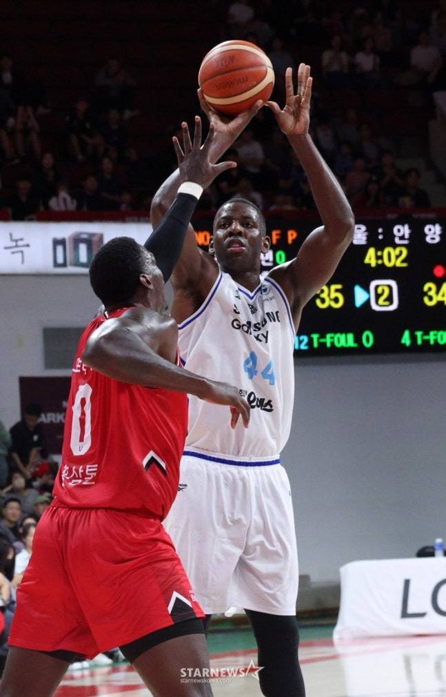 2025-2026 LG전자 프로농구 안양 정관장 대 사을 삼성 경기가 12일 경기도 안양정관장아레나에서 열렸다. 삼성 니콜슨이 정관장 조니를 제치고 미들슛을 시도하고 있다. /사진=김진경 대기자