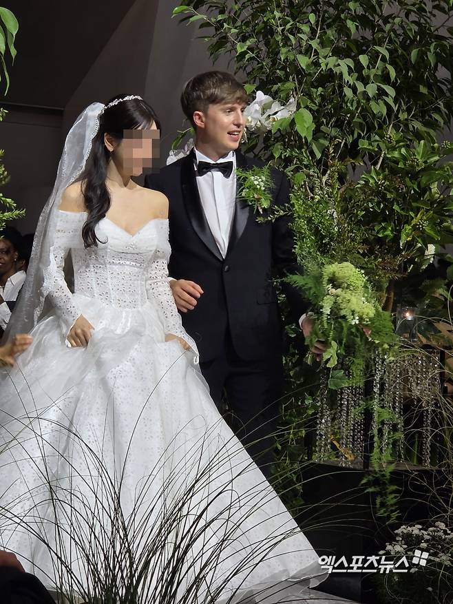 벨기에 출신 방송인 줄리안 퀸타르트가 품절남이 됐다.