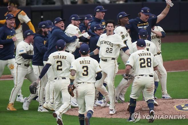 챔피언십시리즈 진출을 확정하고 기뻐하는 밀워키 선수단 [AP=연합뉴스]