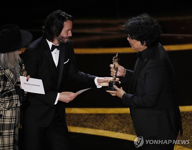 봉준호 감독에게 시상하는 다이앤 키튼(왼쪽)과 키애누 리브스 2020년 [EPA=연합뉴스 자료사진. 재판매 및 DB 금지]