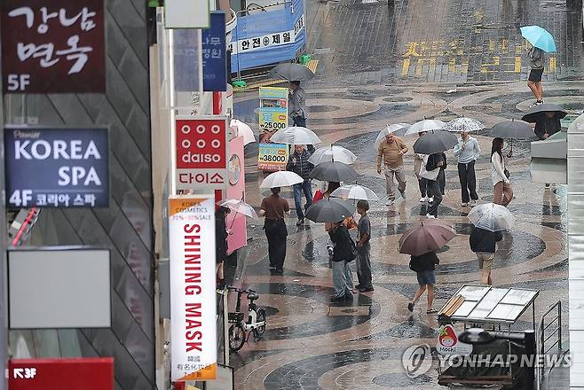 비 내리는 명동 (서울=연합뉴스) 류영석 기자 = 28일 비가 내리는 서울 중구 명동거리에서 시민 및 외국인관광객들이 우산을 쓴 채 걸어가고 있다. 2025.9.28 ondol@yna.co.kr