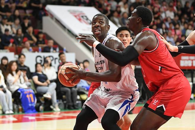공격하는 삼성의 니콜슨 [KBL 제공. 재판매 및 DB 금지]
