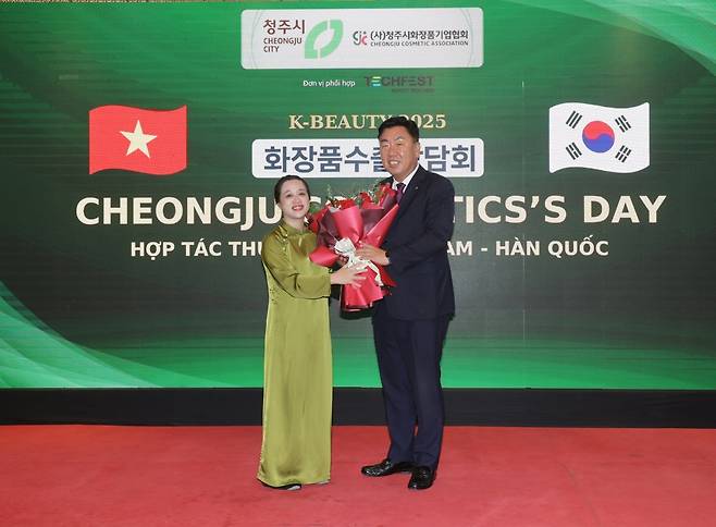 K-뷰티 마케팅 참석한 이범석 시장(오른쪽) [청주시 제공. 재판매 및 DB 금지]