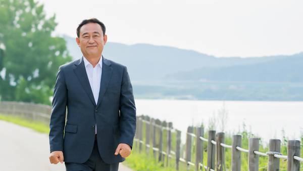 남한강변을 거니는 이충우 여주시장의 발걸음이 분주하다. 40년 만의 개발 규제 해제에 이어 첨단산업단지 조성과 출렁다리가 개통되면서 여주가 관광과 산업이 공존하는 도시로 변모하는 현장을 직접 확인하고 있다. /여주시 제공