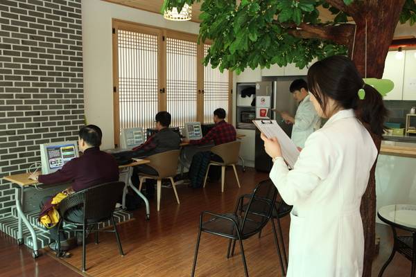 양평헬스투어 참가자들이 치유 프로그램에 참여하고 있다. /양평헬스투어센터 제공