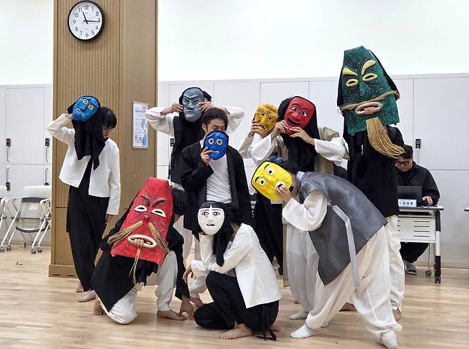 ▲ 수원문화재단의 '조선유랑연희: 탈의 문, 산대의 혼' 프레스 리허설 장면.