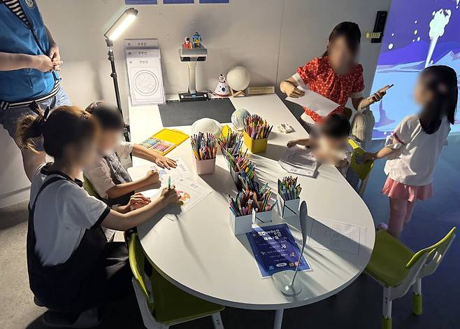 ▲ 경기도교육청북부유아체험교육원에 마련된 체험 공간에서 가족들이 체험하고 있다./사진제공=경기도교육청북부유아체험교육원