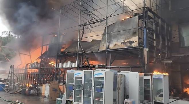 ▲ 13일 오후 1시30분쯤 인천 서구 왕길동 한 주방용품 판매점에서 불이 났다. /사진제공=인천소방본부