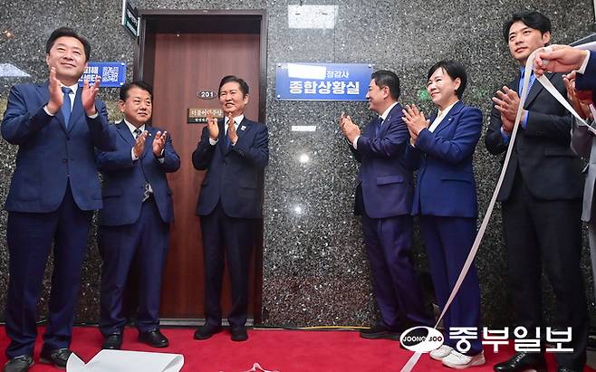 이재명 정부 출범 후 첫 국정감사일인 13일 오전 서울시 여의도 국회 더불어민주당 원내대표회의실 앞에서 열린 더불어민주당 국정감사 종합상황실 현판식에서 정청래 당대표와 김병기 원내대표 및 민주당 의원들이 현판식을 진행하고 있다. 임채운기자