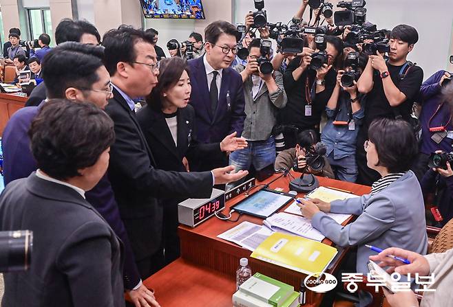이재명 정부 출범 후 첫 국정감사일인 13일 오전 서울시 여의도 국회에서 열린 법제사법위원회 국정감사에서 곽규택·나경원 국회의원을 비롯한 국민의힘 의원들이 추미애 법사위원장에게 항의를 하고 있다. 임채운기자