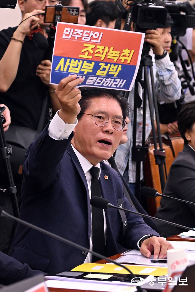 이재명 정부 출범 후 첫 국정감사일인 13일 오전 서울시 여의도 국회에서 열린 법제사법위원회 국정감사에서 송석준 국민의힘 의원이 추미애 법사위원장에게 항의를 하고 있다. 임채운기자